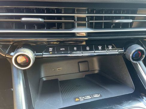 Used 2026 Chevrolet Traverse LT w/ Driver Confidence Package FWD image 39