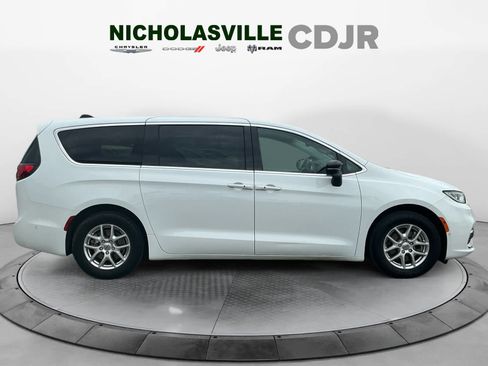 Used 2024 Chrysler Pacifica Touring-L FWD image 6