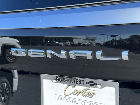 Used 2025 GMC Yukon XL Denali image 10