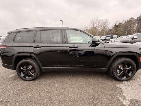 New 2025 Jeep Grand Cherokee L Limited w/ Black Appearance Package AWD/4WD image 10