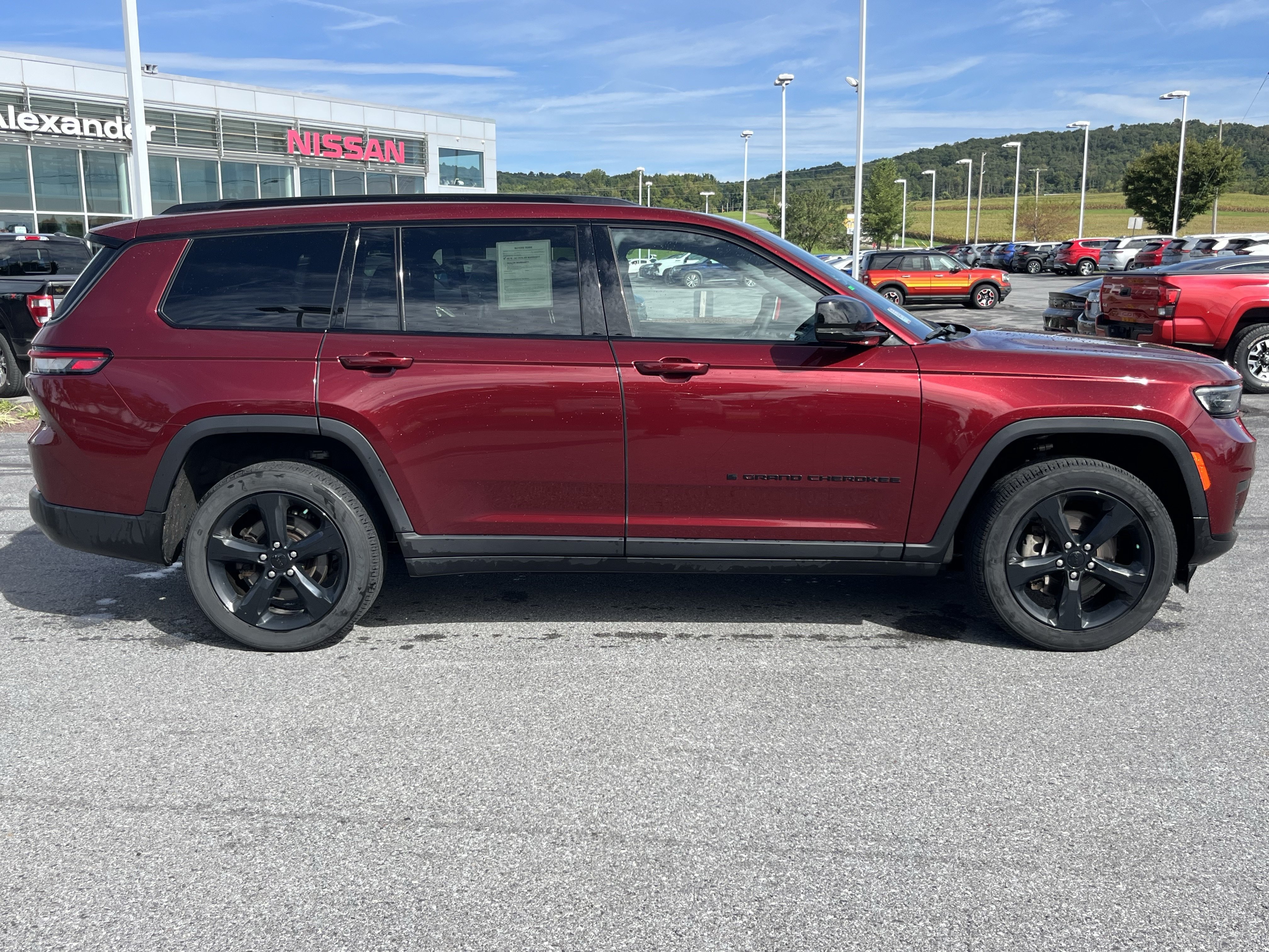 Used 2023 Jeep Grand Cherokee L Laredo AWD/4WD image 2
