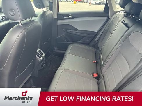 Used 2022 Volkswagen Taos SE w/ Panoramic Sunroof Package FWD image 7
