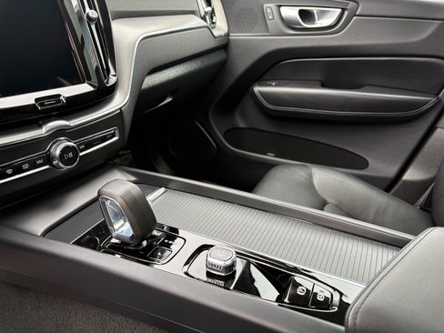 Used 2024 Volvo XC60 B5 Core image 36