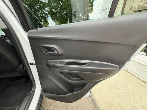 Used 2021 Chevrolet Trax LT w/ Premium Seat Package AWD/4WD image 16