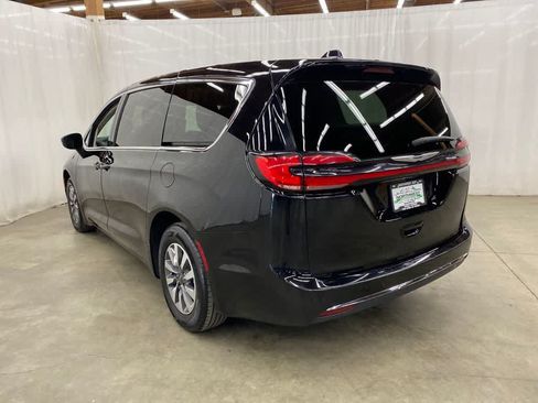 Used 2024 Chrysler Pacifica Limited FWD image 3