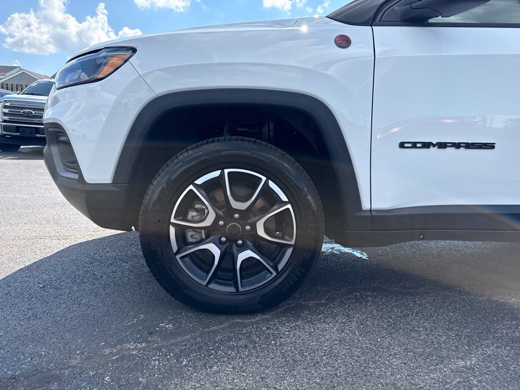 Used 2025 Jeep Compass Trailhawk AWD/4WD image 45