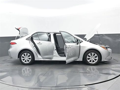 Used 2025 Toyota Corolla LE image 31