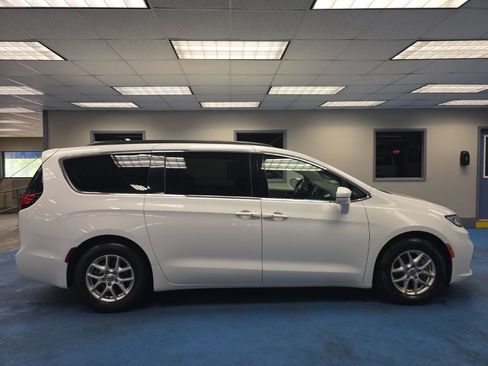 Used 2022 Chrysler Pacifica Touring-L FWD image 2