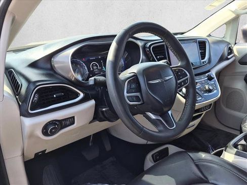 Used 2023 Chrysler Pacifica Touring-L FWD image 10