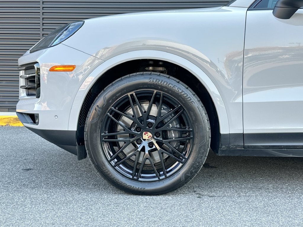 Certified 2025 Porsche Cayenne AWD/4WD image 33