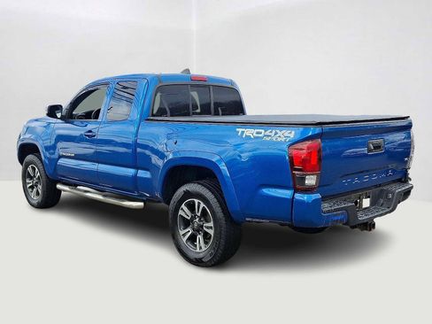Used 2018 Toyota Tacoma TRD Sport image 8