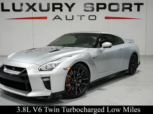 Used 2020 Nissan GT-R Premium image 1