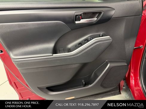 Used 2022 Toyota Highlander XSE FWD image 17