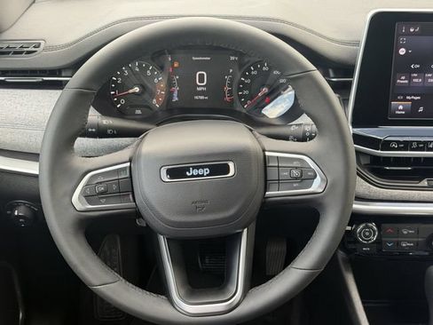 Used 2025 Jeep Compass Latitude AWD/4WD image 11