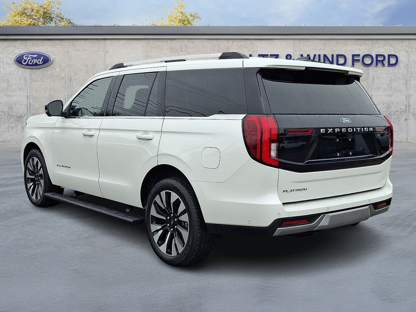 Used 2025 Ford Expedition Platinum w/ Driver's Package AWD/4WD image 4