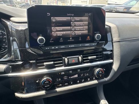 Used 2025 Nissan Pathfinder SV FWD image 24