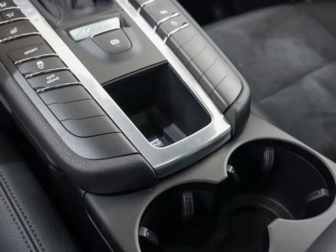 Used 2021 Porsche Macan AWD/4WD image 34
