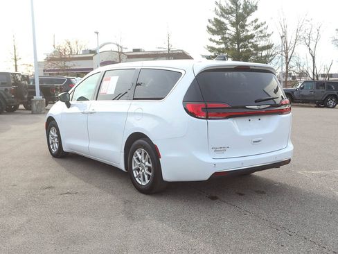 Used 2024 Chrysler Pacifica Touring-L image 4