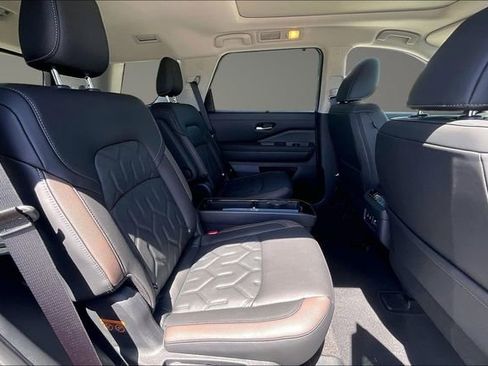 New 2026 Nissan Pathfinder Platinum AWD/4WD image 10