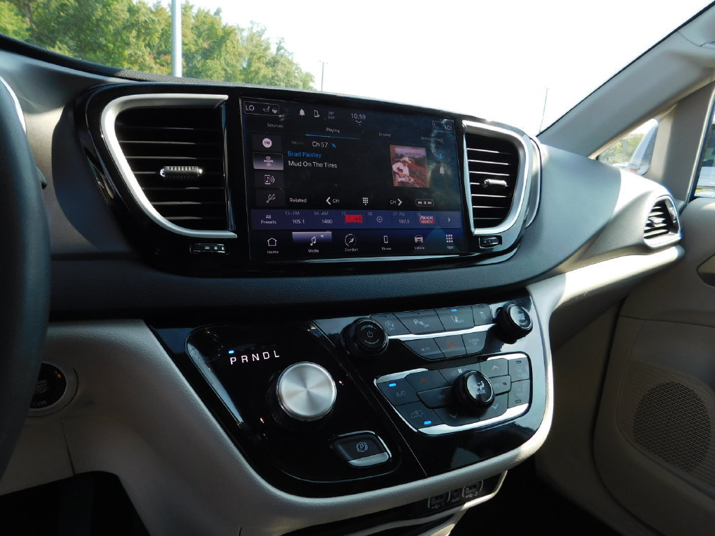 Used 2024 Chrysler Pacifica Touring-L FWD image 20