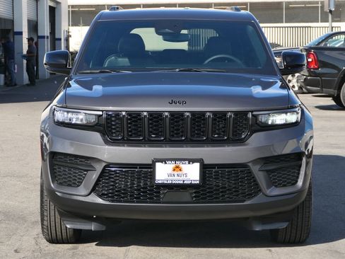 Used 2025 Jeep Grand Cherokee Altitude image 7