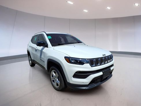 Used 2023 Jeep Compass Latitude w/ Convenience Group AWD/4WD image 1