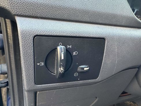 Used 2010 Ford Transit Connect XLT image 16