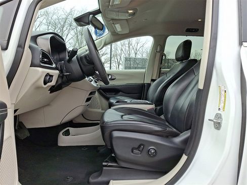 Used 2023 Chrysler Pacifica Touring-L image 16