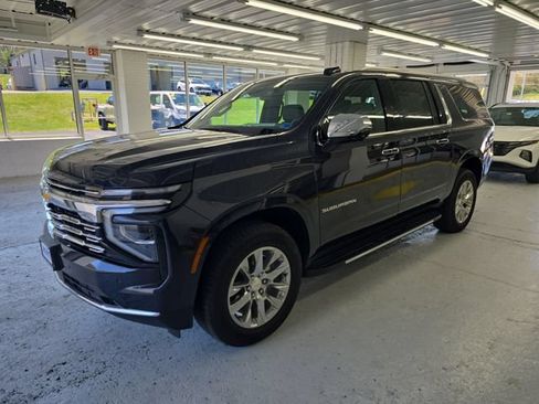 Used 2025 Chevrolet Suburban Premier AWD/4WD image 2