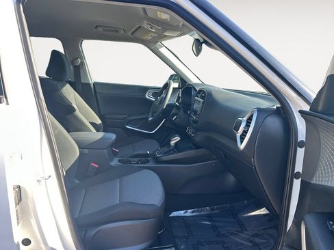 Used 2025 Kia Soul LX FWD image 10