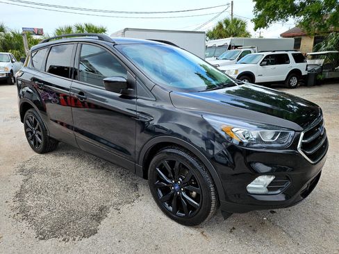 Used 2017 Ford Escape SE w/ SE Sport Appearance Package image 3