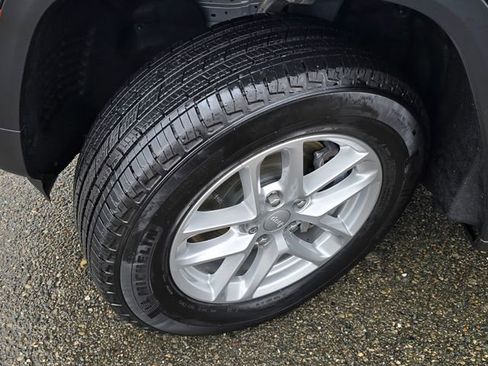 Used 2025 Jeep Grand Cherokee L Laredo w/ Luxury Tech Group I image 31