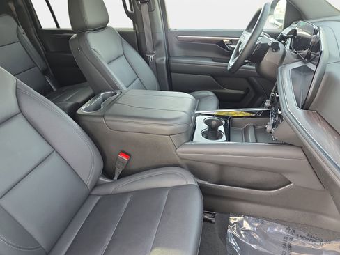 Used 2025 Chevrolet Suburban Z71 image 10
