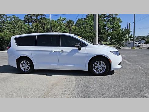 Used 2025 Chrysler Voyager LX FWD image 36
