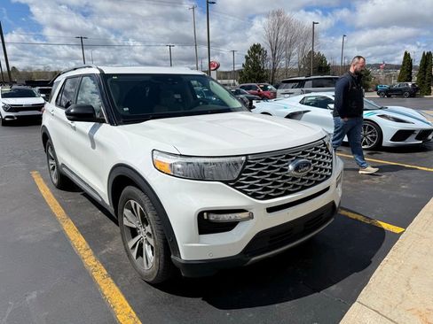Used 2020 Ford Explorer Platinum w/ Premium Technology Package AWD/4WD image 2