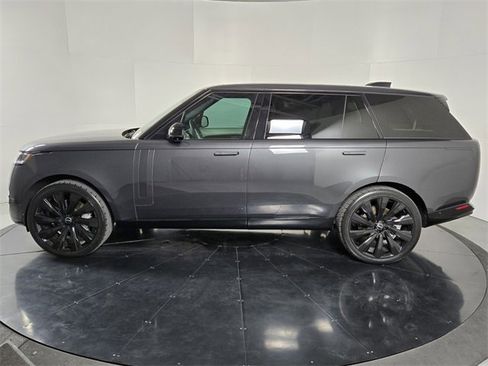 Used 2025 Land Rover Range Rover Long Wheelbase SE image 3