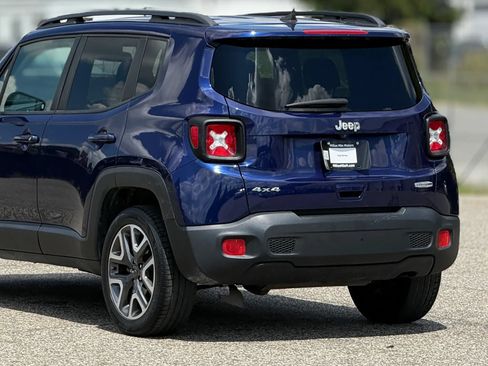 Used 2018 Jeep Renegade Latitude w/ Cold Weather Group AWD/4WD image 16