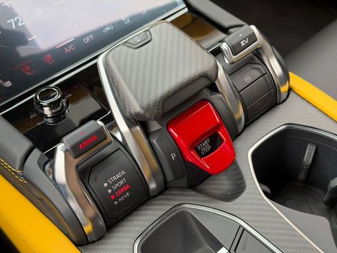 Used 2025 Lamborghini Urus SE image 25
