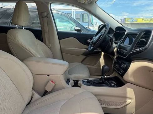Used 2019 Jeep Cherokee Latitude w/ Popular Appearance Group FWD image 9