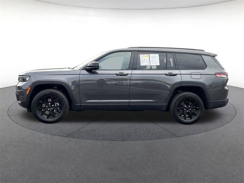 Used 2024 Jeep Grand Cherokee L Laredo image 2