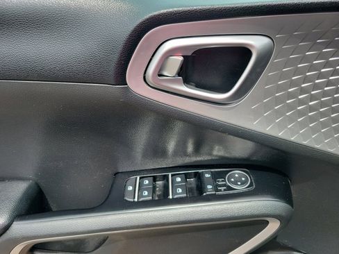 Used 2025 Kia Soul LX w/ LX Technology Package FWD image 5