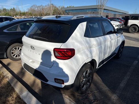 Used 2023 Hyundai Venue Limited image 5