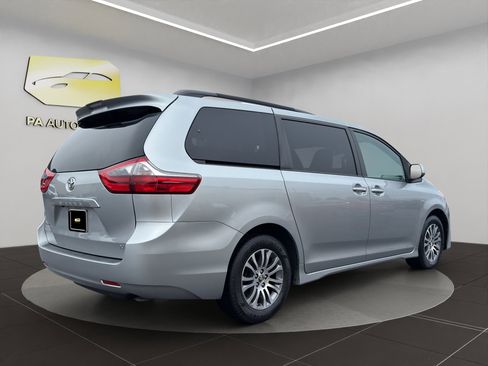 Used 2020 Toyota Sienna XLE image 7