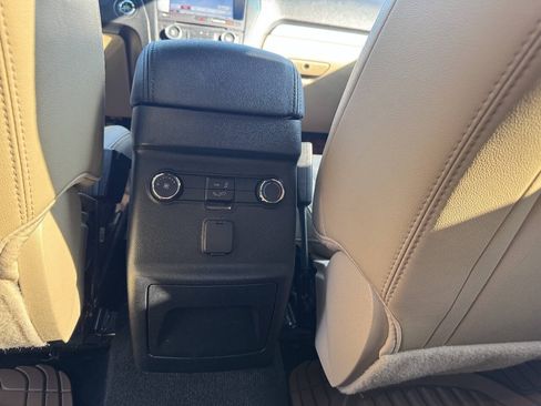 Used 2017 Ford Explorer XLT w/ Equipment Group 202A AWD/4WD image 27