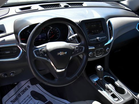 Used 2019 Chevrolet Equinox LT FWD image 16