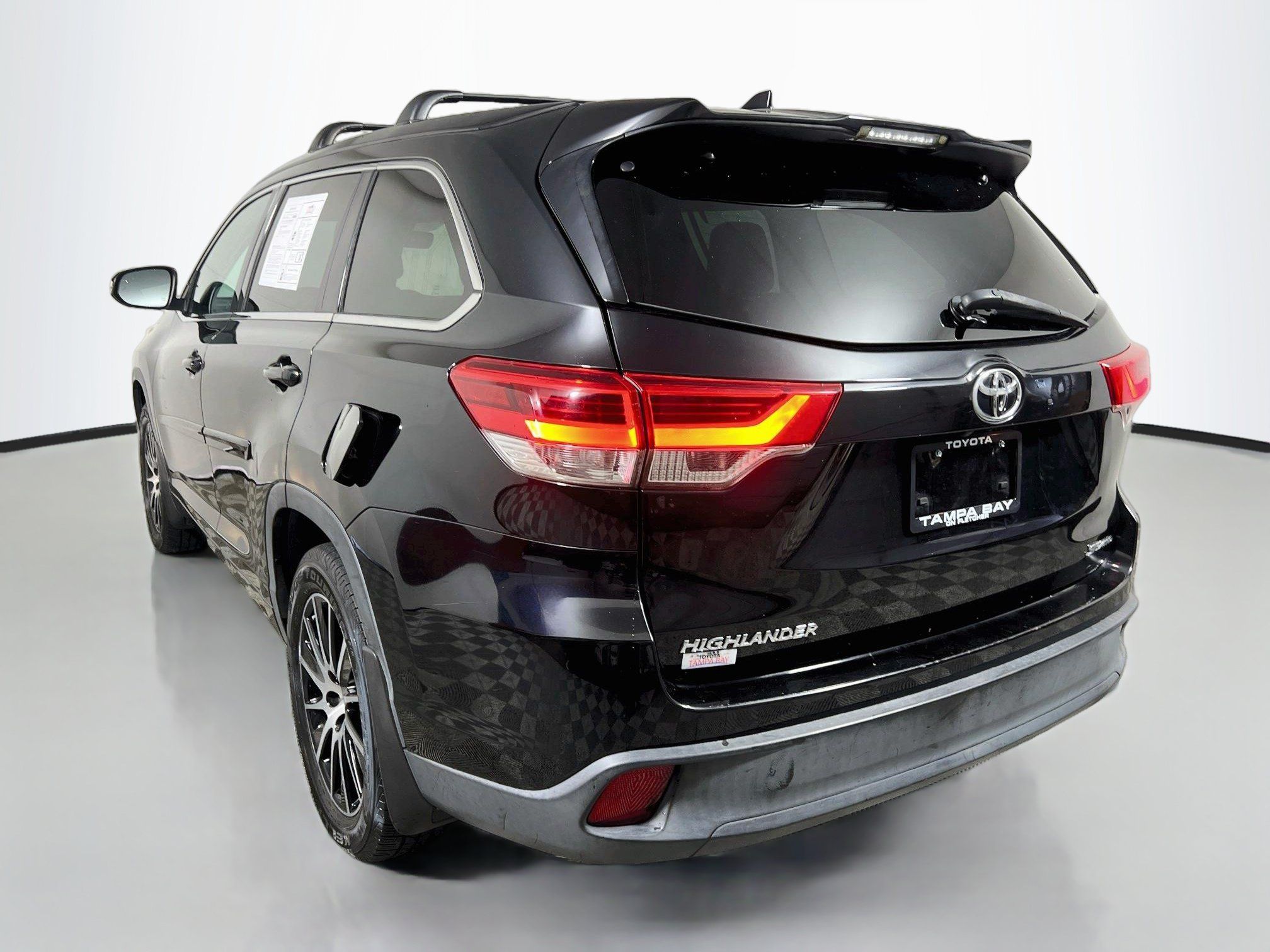 Used 2018 Toyota Highlander SE w/ Carpet Mat Package (TMS) AWD/4WD image 8
