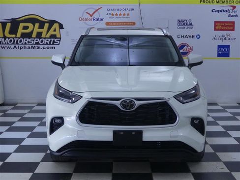 Used 2021 Toyota Highlander XLE AWD/4WD image 2