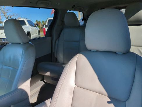 Used 2017 Toyota Sienna XLE w/ XLE Navigation Package image 8