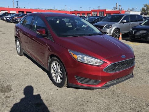 Used 2016 Ford Focus SE w/ SE Power Seat Package image 3