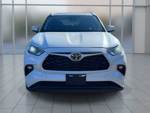 Used 2022 Toyota Highlander XLE image 2